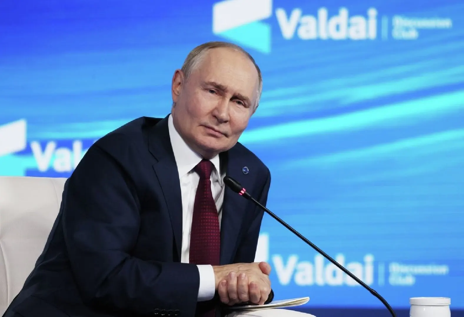 Международный уголовный суд постановил, что государства, ратифицировавшие Римский статут, при приглашении Владимира Путина на переговоры обязаны исполнить ордер на арест, если только переговоры не проходят под эгидой ООН.
