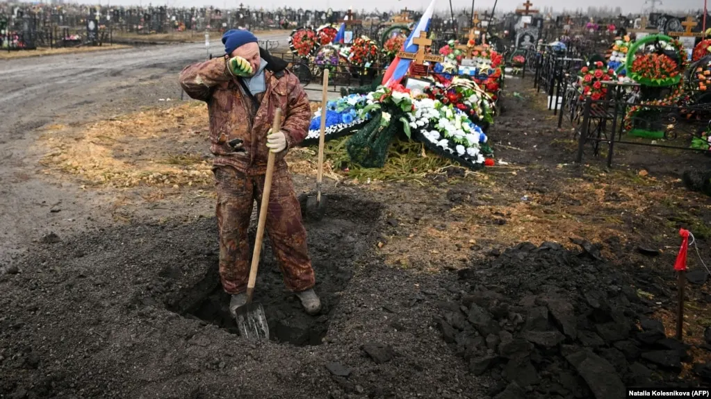 По открытым данным журналистов и волонтёров, с начала вторжения погибли 226 055 российских военнослужащих; часть экспертов оценивает возможные реальные потери до ~497 тысяч.