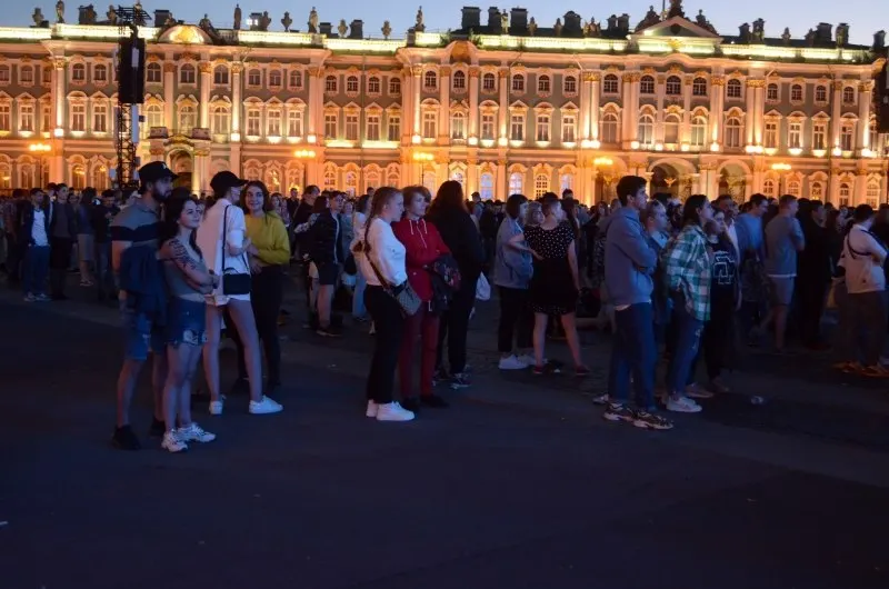 Ночью с 27 на 28 июня в Санкт-Петербурге пройдёт «Алые паруса» для выпускников; государство утвердило 300 приоритетных образовательных программ и увеличило число бюджетных мест. В Смоленске 26–28 июня — День молодёжи.