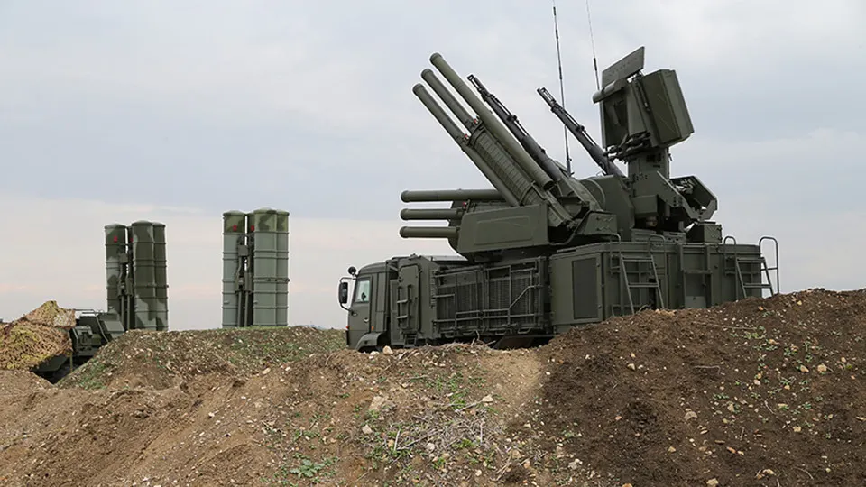 По сообщениям, российские военные задействовали комплекс радиоэлектронной борьбы «Волна Купол Гарант», способный заглушать сигнал спутниковой сети Starlink на площади до 20 км². Комплекс якобы производится в Симферополе и поставляется армии по цене около 1,5 млн долларов за единицу. В ответ на использование спутниковых технологий приняты законодательные ограничения на ввоз оборудования.