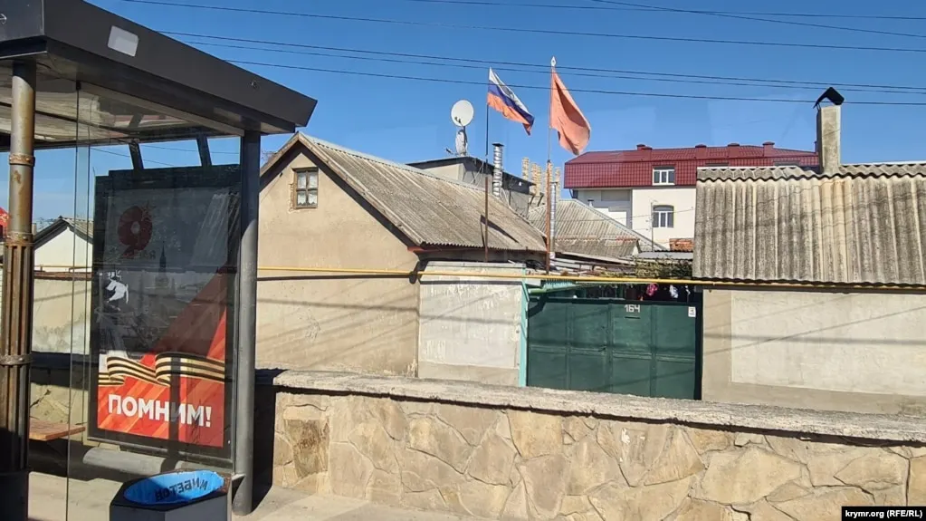 В результате атак беспилотников в Симферополе погибли три человека, ещё есть раненые. Сообщают также о погибшем при атаке на пригородный поезд, повреждениях в Севастополе и Брянской области; Минобороны заявило о сотнях сбитых дронов.