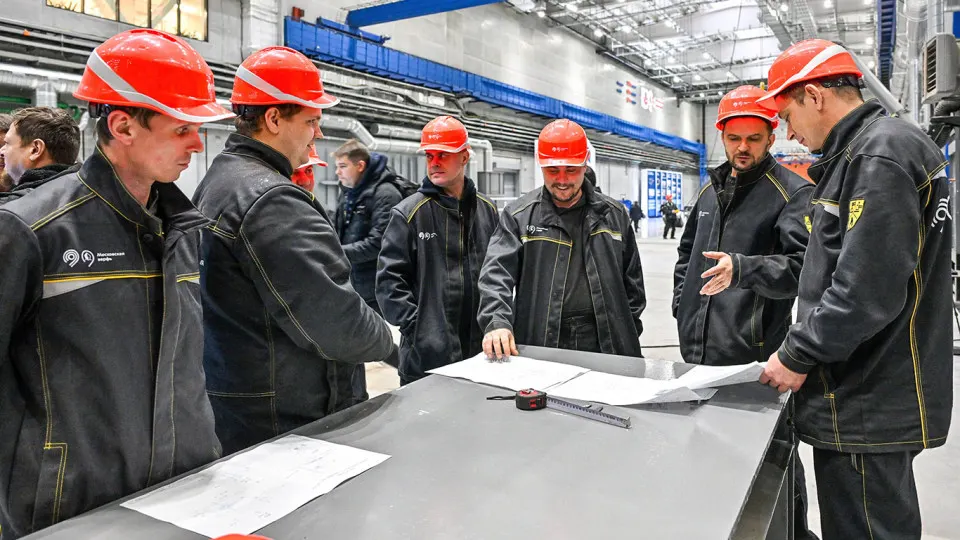 Опрос OMI показал, что 38% трудящихся регулярно перерабатывают — в среднем семь часов в неделю. Переработки часто не оформляются официально; в конце мая подписан закон, увеличивающий годовой лимит сверхурочных.