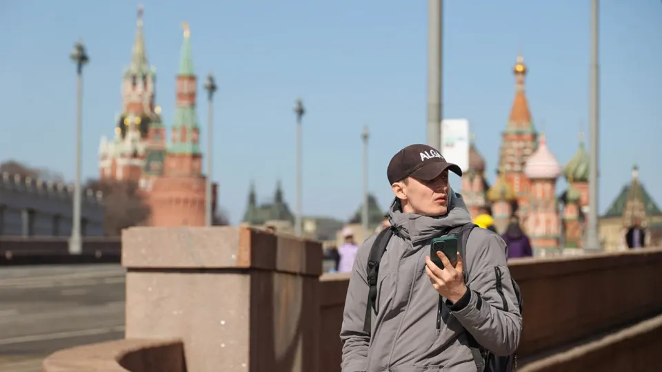 Правительство планирует систему учёта идентификаторов мобильных устройств (IMEI): операторы будут передавать данные о подключённых телефонах, а номера с «запрещённых» аппаратов будут блокировать. Ожидаемая дата вступления — 1 марта 2027 года.