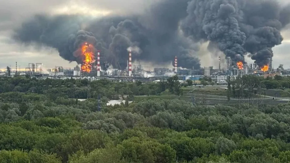 Серии атак по нефтяной инфраструктуре и объектам вглубь РФ при поддержке американской разведки вызвали падение переработки до минимума за 21 год и ограничения на продажу топлива в регионах.