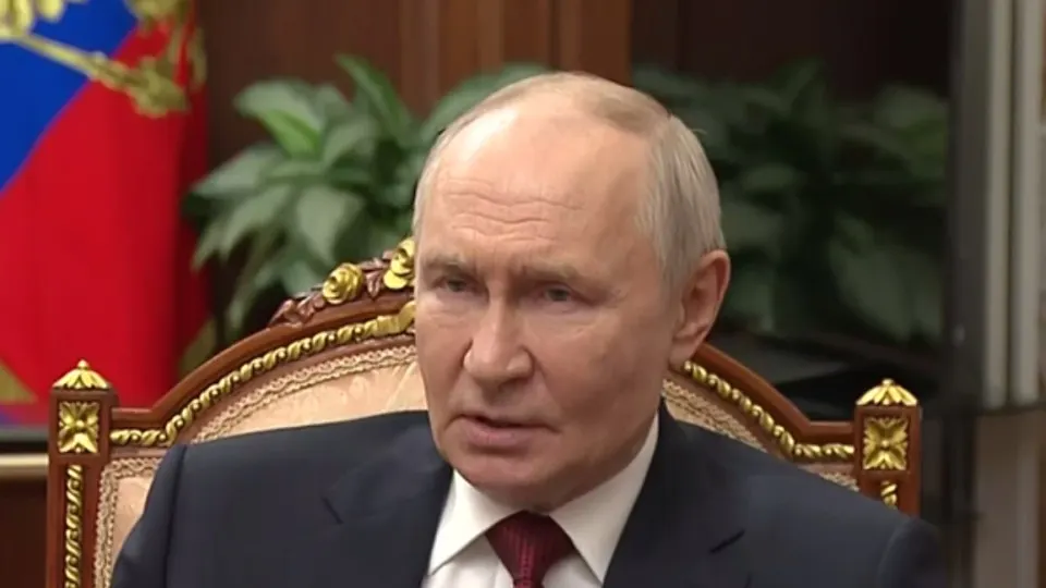 Президент России заявил, что Украина предлагала взаимно прекратить дальнобойные удары и сосредоточить боевые действия в четырёх оккупированных регионах. Удары по российской инфраструктуре он назвал частью информационной операции; проблемы с топливом — временными и решаемыми.