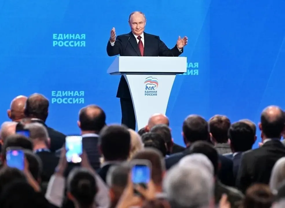 На предварительном съезде партии представили лидеров федерального списка и агитационные материалы; председатель партии Дмитрий Медведев остался вне первой пятёрки.