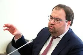 Министр цифрового развития Максут Шадаев на IT‑завтраке в рамках ПМЭФ‑2026 заявил, что внедрение механизмов возрастной идентификации в онлайн‑платформы — ближайшая задача ведомства. Минцифры изучает опыт игровой платформы Roblox.