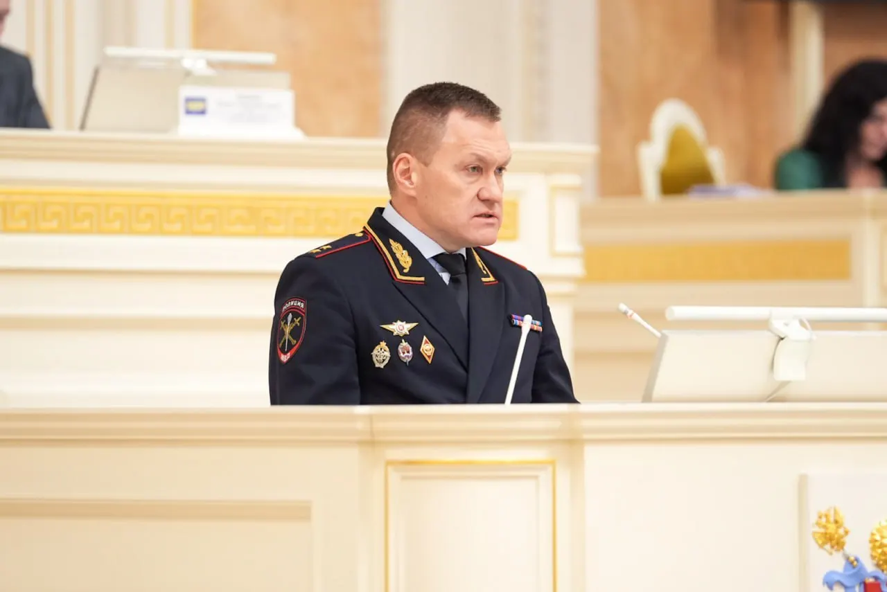 Евросоюз расширил санкционные списки — в них включили, в том числе, руководителя петербургской полиции. Под санкциями запрет въезда в ЕС и заморозка счетов в европейских банках.