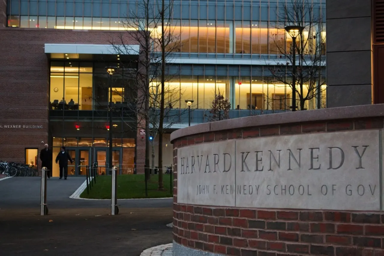 В перечень попали Davis Center for Russian and Eurasian Studies, Украинский исследовательский институт и Harvard Kennedy School. За сотрудничество с нежелательными организациями в России предусмотрена уголовная ответственность.