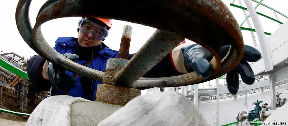 Утром по Уфимскому нефтеперерабатывающему комплексу нанесён удар беспилотниками: по данным сил безопасности, повреждены два крупных завода, на месте наблюдались пожары и столбы чёрного дыма.