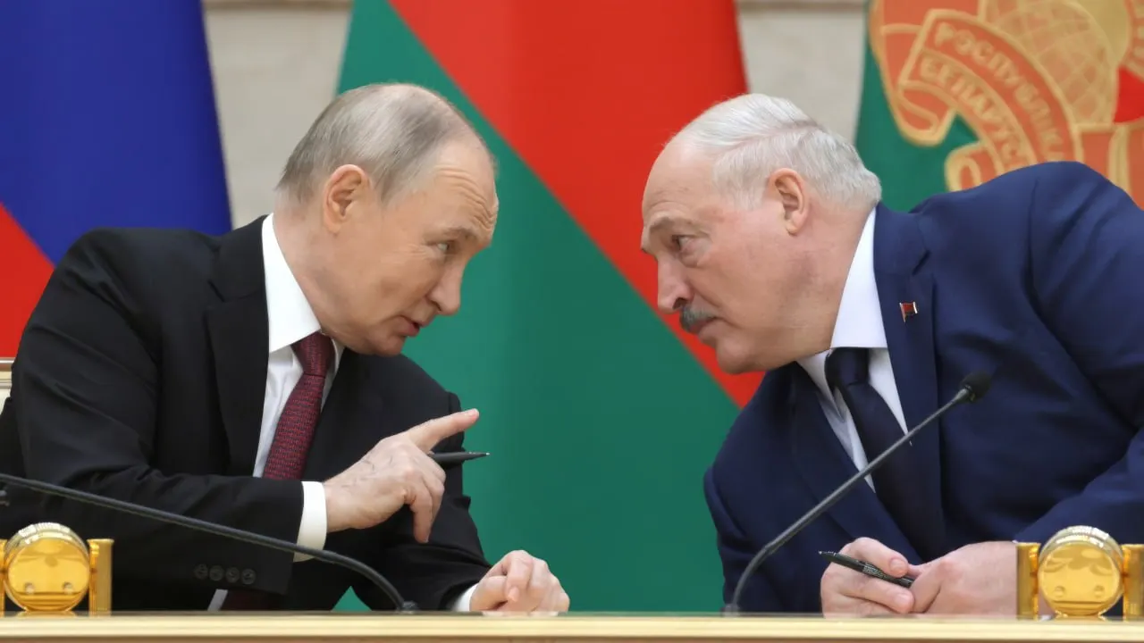 26 июня в резиденции на Валдае прошли закрытые переговоры Владимира Путина и Александра Лукашенко — без пресс‑брифинга. Встреча прошла на фоне обострения ситуации у белорусско‑украинской границы и недавних взаимных угроз между Минском и Киевом.