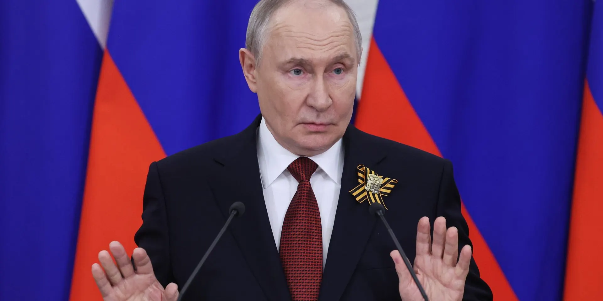 Высокопоставленные чиновники финансовых ведомств заявили, что российский бюджет не в состоянии сохранять текущий уровень военных расходов и предложили искать сокращения в невоенных статьях.