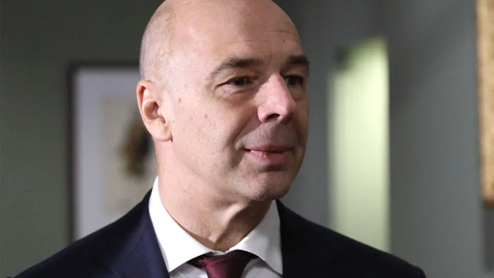 Минфин заявил, что отдельного фонда не планируется: отраслевые компании должны самостоятельно закупать средства защиты, расходы можно включать в себестоимость. Тем временем атаки беспилотников серьёзно снизили переработку нефти и вызвали дефицит топлива.