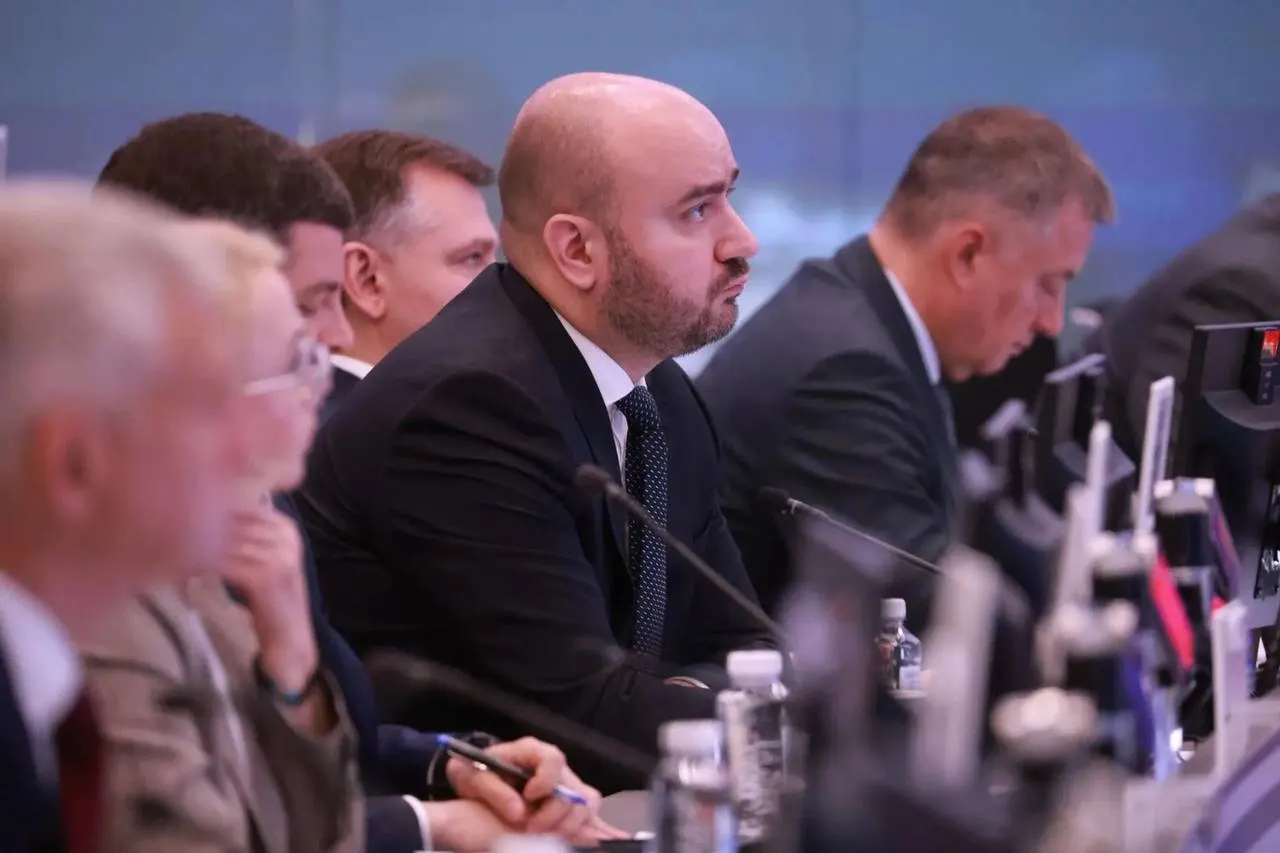 Вячеслав Федорищев участвовал в совещании под руководством вице‑премьера Александра Новака: обсуждали поставки бензина и дизеля в регионы и меры по стабилизации рынка, регионам поручили усилить мониторинг цен и логистики.