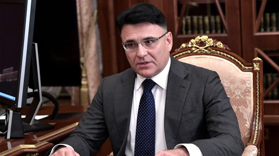 Александр Жаров предложил ввести квоты на показ иностранных фильмов, чтобы отбирать более качественные картины и освободить экранное время для отечественного кино. Ранее были высказаны и другие инициативы по поддержке национального кинопроката; в отрасли также фиксируют значительные сборы теневого проката западных фильмов.
