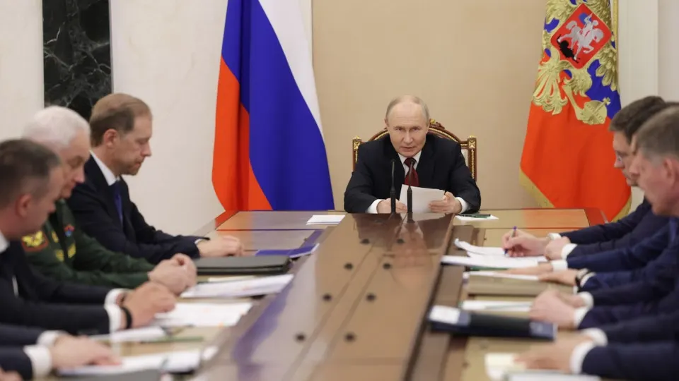 Правительство ввело экспортные ограничения и закупает топливо за рубежом, но очереди на АЗС и отсутствие некоторых марок бензина продолжают доставлять проблемы гражданам, бизнесу и сельхозпроизводителям.
