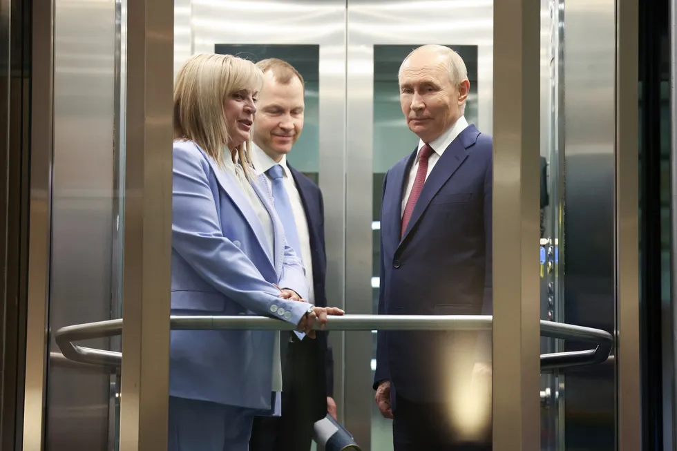Руководители силовых ведомств настаивают на переносе или отмене выборов в Госдуму из‑за экономических трудностей и падения рейтингов. В администрации президента и политблоке продолжаются споры; официальных решений пока нет.