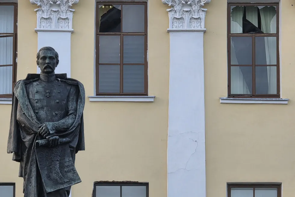 Ночью и утром по Санкт‑Петербургу, Ленинградской области и ряду других регионов нанесена масштабная атака ударных беспилотников: есть пострадавшие, возгорания и эвакуации, власти сообщают о сотнях сбитых аппаратов.