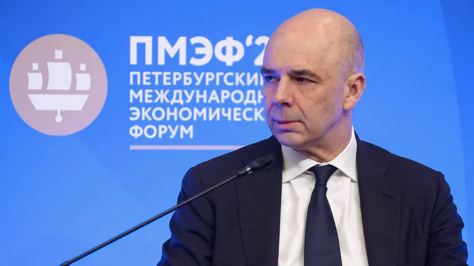 По оперативной оценке Счетной палаты, по итогам года доходы федерального бюджета могут составить 38,2 трлн руб., что на 2,1 трлн (5,2%) ниже показателя, заложенного в законе. Основные причины — недополучение нефтегазовых поступлений и влияние крепкого рубля.