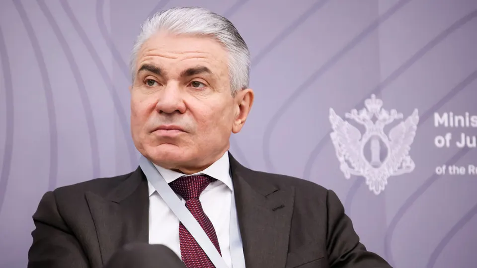 Олег Свириденко заявил, что владельцы крупных нейросетей должны отвечать за «фильтры» против угроз суверенитету, предложив ввести административную, уголовную или финансовую ответственность. Ранее власти обсуждали создание «суверенных» моделей ИИ, но идея встретила критику бизнеса.