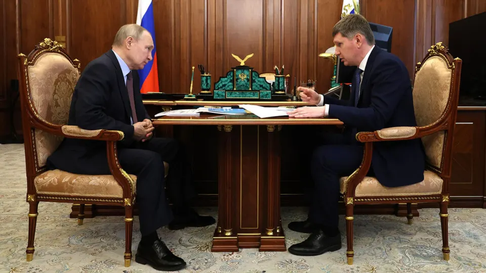 Президент потребовал роста инвестиций как ключевого показателя работы властей, но экономические факторы — бюджетная экономия, высокие ставки, дефицит технологий и риск национализации — мешают бизнесу вкладывать средства.