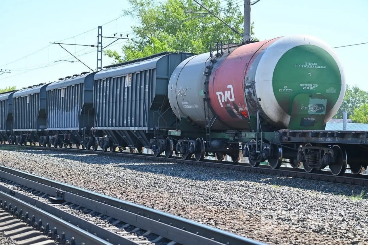Штаб будет обеспечивать приём и доставку нефтегрузов, с особым вниманием к авиакеросину в аэропорты, действуя в режиме реального времени и контролируя лимитирующие направления.