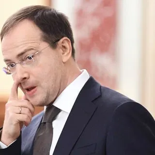 Помощник президента заявил, что государство или платящие предприятия должны закреплять выпускников за рабочими местами и заключать трудовые контракты при оплате обучения, предлагая модель обязательной отработки.