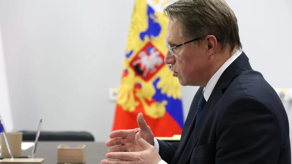 По словам министра здравоохранения, около 80% ординаторов переведут на целевые договоры. Приём в медобразование вырос с 2020 года, действует закон об обязательной отработке выпускников до трёх лет и обсуждаются предложения о расширении отработки на другие специальности.