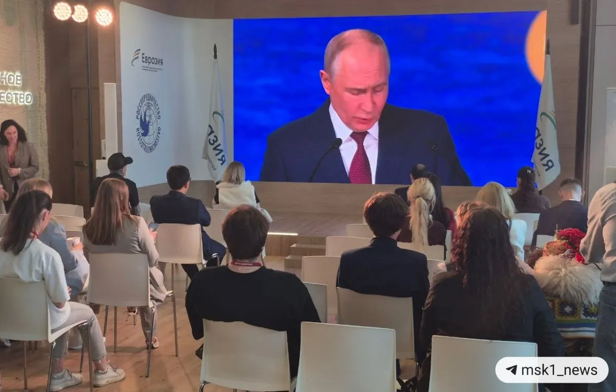 Президент обозначил ключевые изменения в мировой экономике — переход к многополярности, рост роли БРИКС и сдвиг торговых правил в сторону новых центров.