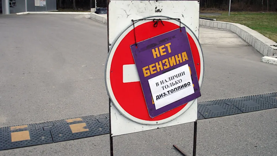 Власти Севастополя сообщили о временном приоритете отпуска топлива для оперативных служб с ночи 3 июня до первой половины дня. Ограничения вводятся на фоне широкомасштабного топливного дефицита в Крыму и ряде регионов России после ударов по нефтеперерабатывающей инфраструктуре.