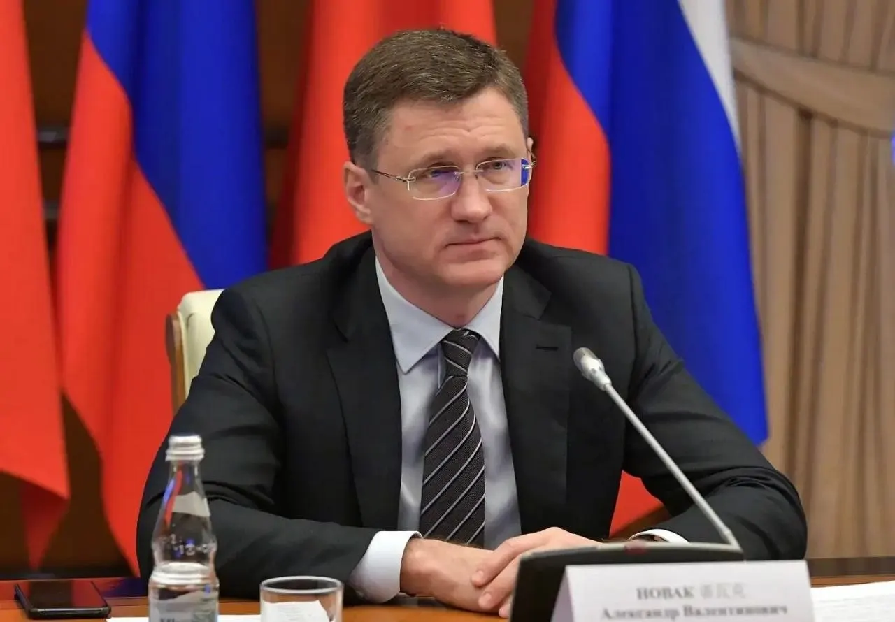 Вице‑премьер РФ заявил, что в стране достаточно запасов топлива. Власти корректируют логистику по регионам, а искусственный ажиотаж увеличил спрос на 20–30%.