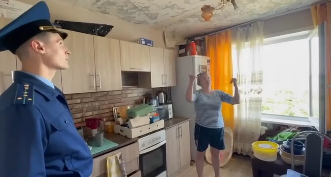 В многоквартирном доме в Садовом Кетовского округа из‑за дырявой кровли постоянные протечки и аварийная проводка; прокуратура оценит работу УК и бездействие органов.