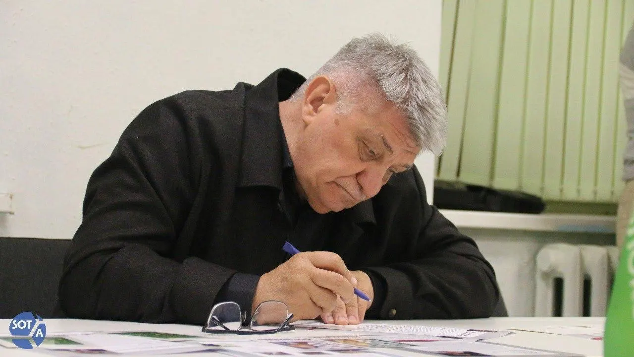 Президент направил поздравление режиссёру, отметив его вклад в кинематограф и воспитание молодых дарований. В последние годы Сокуров фактически лишён проката, а в январе 2026 года его исключили из Совета по развитию кинематографии.