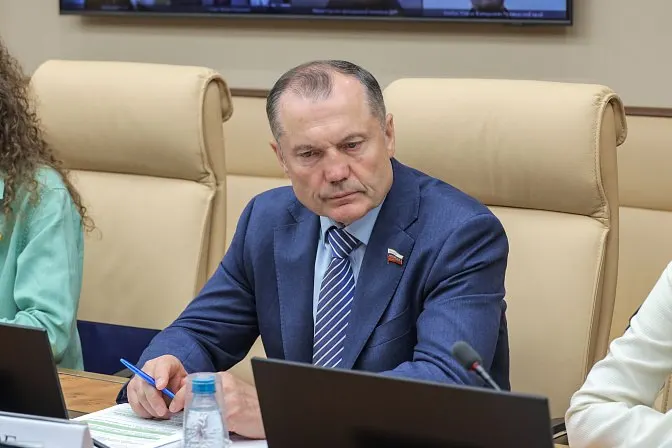 Член Комитета СФ по науке и образованию предложил закрепить законодательно формат, при котором студенты будут проводить до половины учебного времени на базовых производствах; инициатива вызвала вопросы о зарплате, правах и качестве образования.