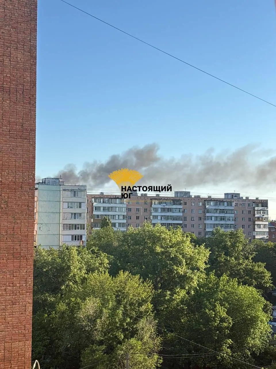 Утром 27 мая по нескольким регионам РФ нанесена комбинированная атака: в Таганроге вспыхнул пожар на авиаремонтном заводе, над аэродромом под Воронежем виден чёрный дым, в Туапсе прогремели взрывы у нефтеперерабатывающего завода; есть пострадавшие.