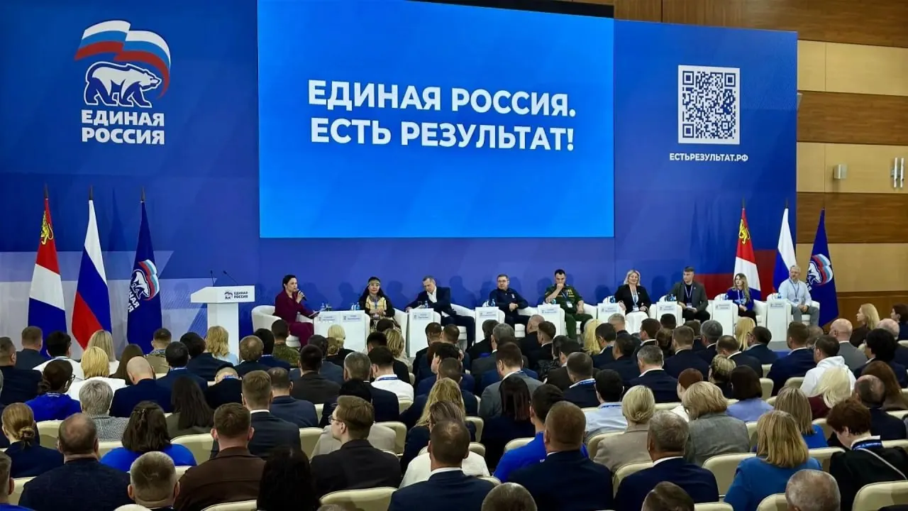 Ориентиры по регионам установлены в диапазоне 47–51% — цель сохранить конституционное большинство. Эксперты предупреждают о рисках административного давления и о нормативных изменениях, упрощающих контроль над кампанией.