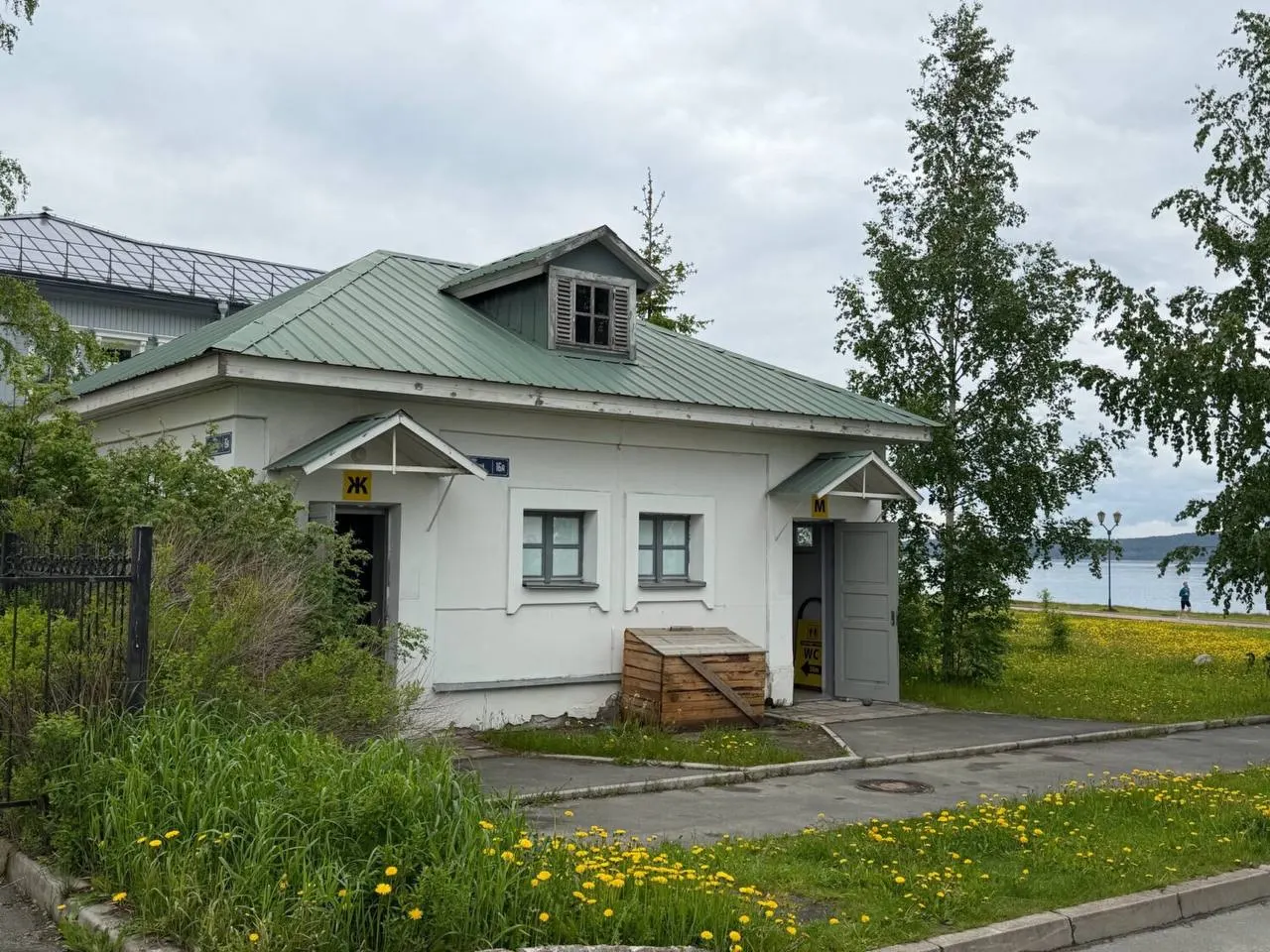 В ряде российских городов этим летом повысили плату за пользование уличными туалетами — до 50 рублей в некоторых местах и до 30 рублей в других. Жители жалуются на дефицит кабинок и средств гигиены, депутаты обсуждают льготы для отдельных категорий.