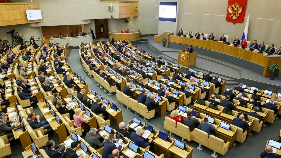 Депутаты приняли поправки к Бюджетному кодексу, дающие кабмину право увеличивать расходную часть и внутренние заимствования сверх лимитов, предусмотренных законом о бюджете.