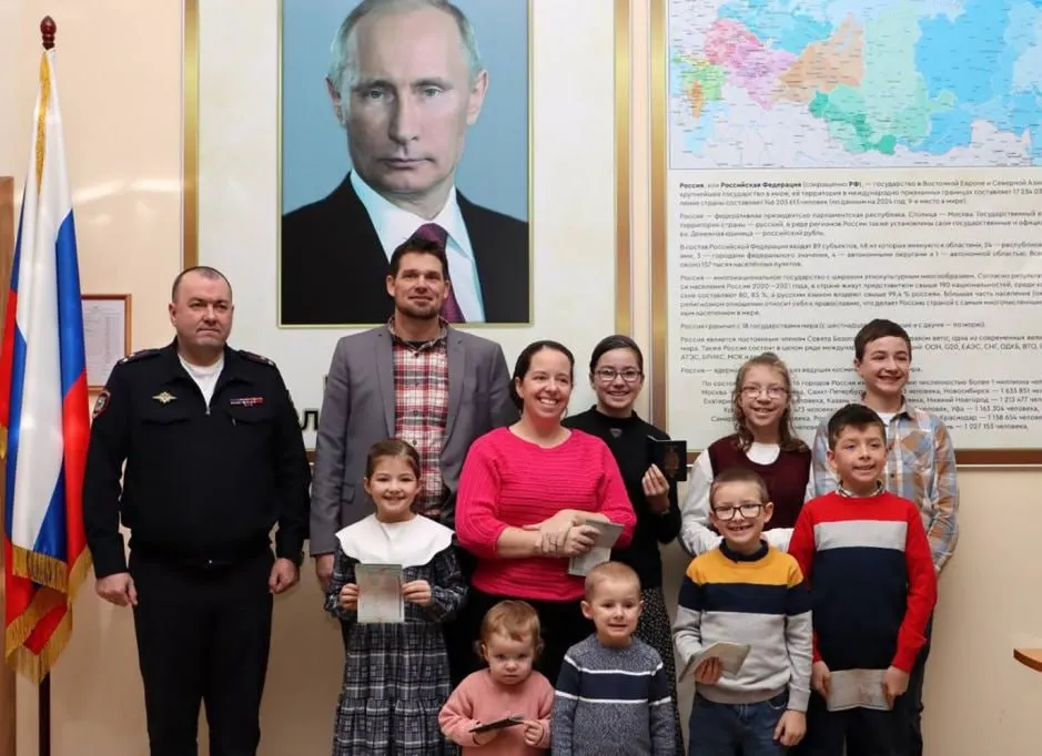 В 2025 году 1112 иностранцев оформили специальные визы для переезда в Россию по программе «традиционных ценностей». Виза даёт возможность получить РВП в упрощённом порядке — без квот и экзаменов.