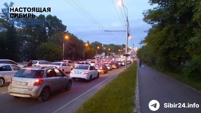 В регионе вводят лимиты на бензин, водители проводят в очередях по несколько часов, а междугородние перевозки рискуют прекратиться: власти срочно ищут решение.