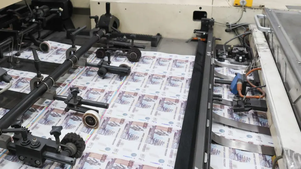 По данным ЦБ, регулятор выдал банкам почти 4,748 трлн рублей репо под залог ОФЗ; эксперты предупреждают, что схема, позволяющая правительству закрывать дефицит за счёт косвенной эмиссии, усилит инфляционное давление.
