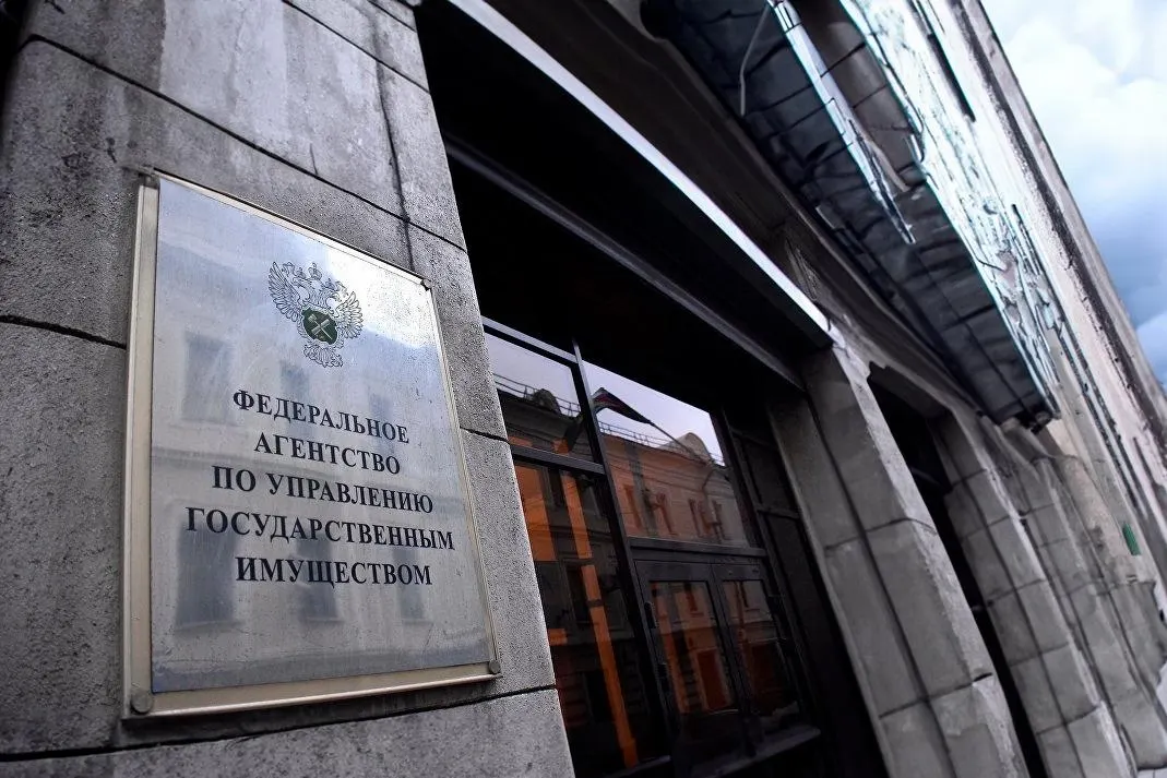 Парламент отменил ценовой порог и шестимесячную паузу между повторными торгами; правительство сможет вести реестр оценщиков, а сделки с религиозным имуществом можно будет оспаривать без срока давности.