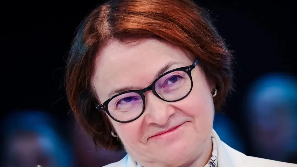 Отсутствие Эльвиры Набиуллиной на ключевых мероприятиях вызвало слухи и политическую дискуссию о снижении ключевой ставки. Одновременно были приняты быстрые изменения в бюджетных правилах, которые расширяют возможности финансирования военных расходов и снижают прозрачность расходов. Пресс‑служба Центробанка анонсировала её появление на пресс‑конференции 19 июня — но роль регулятора уже существенно изменена.