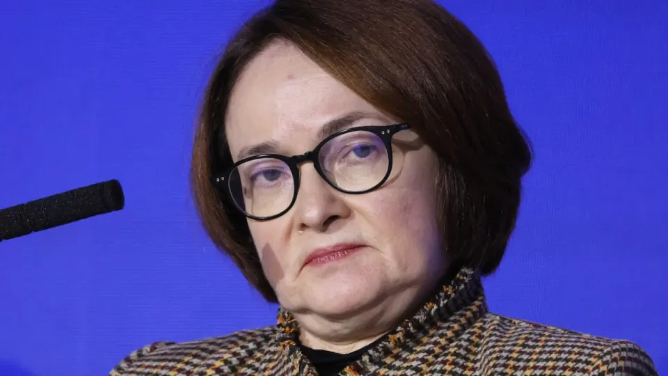 Резкий рост цен на бензин и резкое сокращение выпуска нефтепродуктов усиливают инфляционное давление и сокращают пространство для смягчения денежно-кредитной политики — снижение ключевой ставки может быть отложено или замедлено.