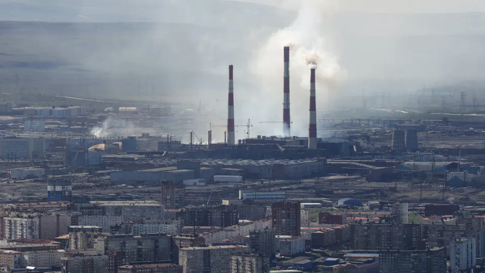 По данным Минэкономразвития, в мае объёмы промышленного производства в России упали на 0,7% в годовом выражении. Спад усилился в добыче и в ряде ключевых отраслей, в то время как сектора, связанные с ОПК, продолжают расти.