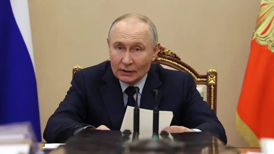 Глава государства заявил, что инвестиционной паузы нет, но признал «инвестиционную сдержанность». Инвестиции в первом квартале упали на 14,3% — снижение объясняют высокими ставками, сокращением прибыли и внешними ограничениями, а бюджетные возможности для стимулов ограничены.
