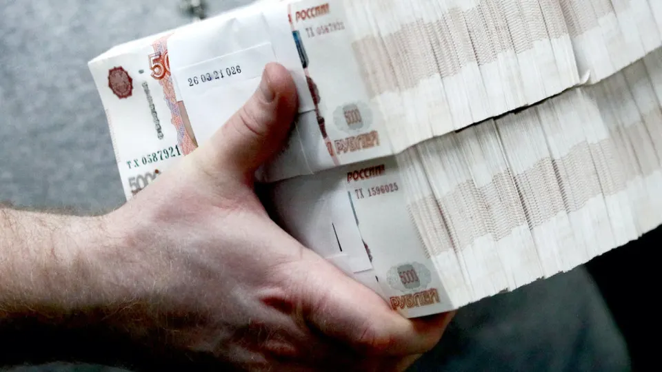 Первый зампред правления Сбербанка отмечает ускорение перехода россиян и бизнеса в «кэш» на фоне нестабильной работы онлайн‑сервисов и опасений по поводу налогов; в обращении наличных уже рекордные объёмы, а Центробанк ужесточил контроль.
