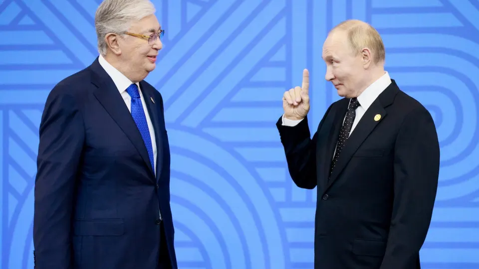 На фоне сокращения выпуска бензина и остановок НПЗ Москва обсуждает поставки Аи‑92 из Казахстана и возможный обмен на авиакеросин. Правительство разрешило выпуск топлива по сниженным стандартам и планирует морский импорт.