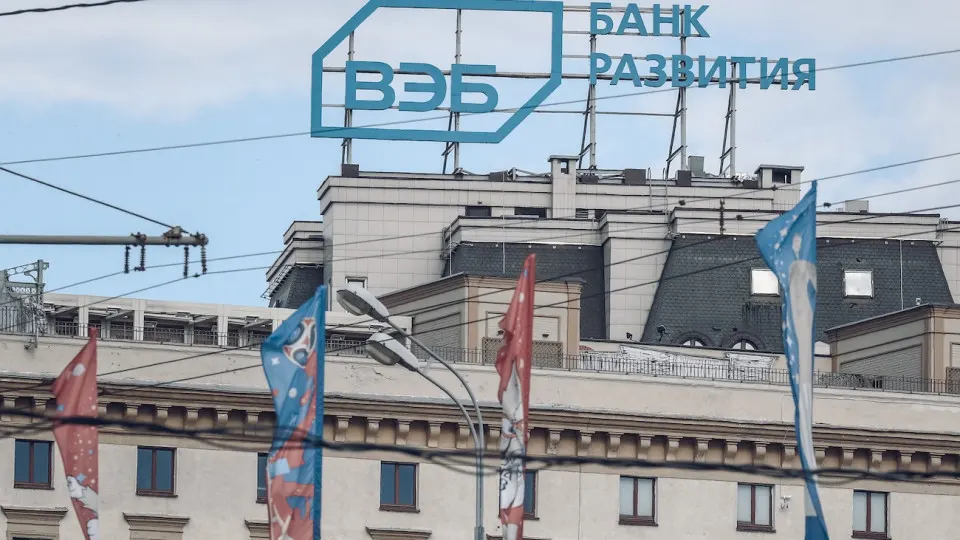 Государственный банк ВЭБ планирует в 2027 году сократить бюджет и уволить 15% сотрудников. Решение объясняется ухудшением экономической ситуации и директивами правительства; банк ранее получил крупные вливания из Фонда национального благосостояния.