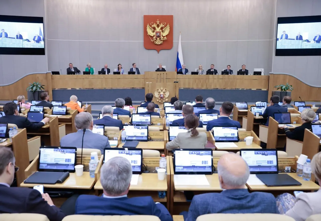 Мониторинг законодательной системы показывает, что Госдума значительно чаще утверждает правительственные и президентские инициативы, тогда как депутатские проекты проходят заметно реже.